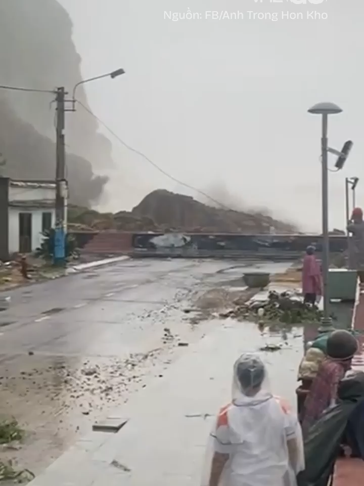 BÃO SỐ 13 ĐÃ GIẢM 01 CẤP 16h30 ngày 6/11, bão Kalmaegi bắt đầu ảnh hưởng khu vực Quảng Ngãi - Gia Lai gây mưa lớn, gió giật mạnh, sóng biển cao 2-5 m. Bão Kalmaegi có sức gió cấp 15 trên Biển Đông (tối đa 183 km/h), giật cấp 17. Khi vào sát bờ và đổ bộ Quảng Ngãi - Gia Lai, sức gió còn khoảng cấp 12 (tối đa 133 km/h), giật cấp 15. (Video: Vnexpress) #BaoKalmaegi #Baoso13 #Phucbaoanholdings #GiaLai #QuangNgai