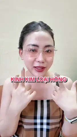 “Em này hot lắm mấy bà ơi – kính không viền má hồng, phối outfit nào cũng xinh như tiểu thư luôn!” #matkinh #matkinhnu #kinhnuthoitrang #kinhkimloai 