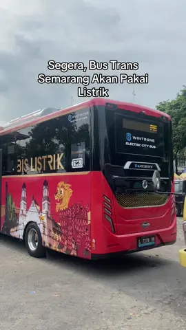 SEGERA, BUS TRANS SEMARANG AKAN PAKAI LISTRIK  Transportasi umum Bus Rapid Transit (BRT) Trans Semarang meluncurkan bus baru berbahan bakar listrik. Dinas Perhubungan (Dishub) Kota Semarang resmi memulai uji coba operasional Bus Listrik Trans Semarang pada Rabu (5/11). Uji coba kali ini melayani rute Terminal Mangkang - Simpang Lima pulang pergi (PP).  Rencana operasional penuh baru akan dilakukan tahun depan. Tahun ini masih tahap uji coba selama dua minggu hingga satu bulan. Masyarakat bisa ikut mencoba agar bisa menilai performa dan karakter bus di lapangan. Uji coba juga dilakukan untuk memastikan kemampuan baterai bus menghadapi medan di Kota Semarang yang bervariasi.