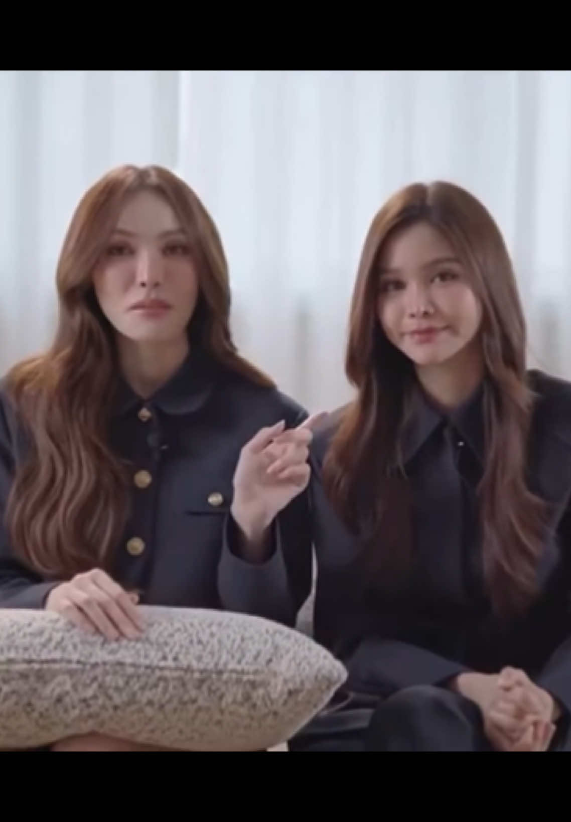 Q : Điều mà bạn thích ở đối phương là gì? 🐰 : Mình thích ở P'Fa là đôi khi chị ấy lại có những trò đùa bất ngờ, mà mình không thể ngờ là chị ấy lại là kiểu người thích đùa như vậy. Và chị ấy là người có thể chuyển cảm xúc rất nhanh — đúng kiểu “Boss Phlu” thật sự ấy. 🐶  :  Mình thích ở chỗ là khi em ấy diễn, em ấy không hề lo giữ hình tượng hay sợ xấu. Đặc biệt là khi diễn hài, em ấy luôn dám “🔥” hết mình. Nên mình cảm thấy Charlotte luôn có những khoảnh khắc khiến mình ấn tượng. 🐰 : Là nhờ P'Fa cả đó, người từng nói rằng “Người đẹp thì có ở khắp nơi, nhưng khi diễn thì đừng bận tâm chuyện xấu hay đẹp — vì mình vốn đã đẹp sẵn rồi.” 😌 •PT• cre: Englot - House - VN  #อิงฟ้ามหาชน  #ชาล็อตออสติน #englot  #อิงล็อต 