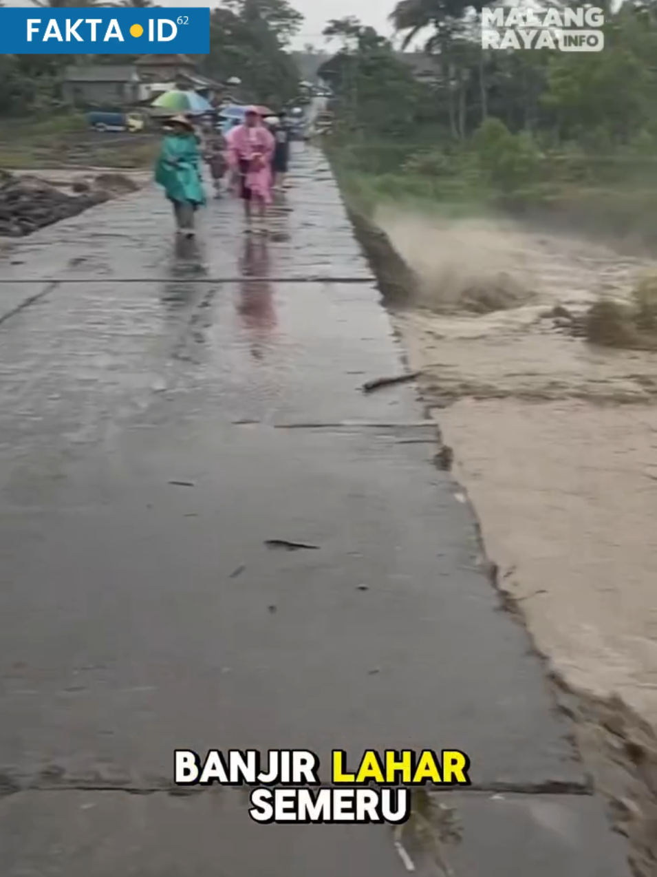Banjir lahar Gunung Semeru menyebabkan tanggul di Desa Gondoruso, Kecamatan Pasirian, Kabupaten Lumajang, Jawa Timur, jebol. ​Tanggul di Desa Gondoruso ini tepat berada di daerah aliran sungai (DAS) Regoyo yang dilewati lahar Gunung Semeru saat hujan turun, Rabu (5/11/2025). ​Selain menyebabkan tanggul jebol, banjir juga membuat akses keluar masuk warga Kecamatan Pasirian dan Kecamatan Tempursari terputus tertutup lahar. ​Sebelumnya, banjir lahar ini juga menyebabkan dua truk penambang pasir yang beraktivitas di DAS Regoyo Desa Sumberwuluh, Kecamatan Candipuro, Kabupaten Lumajang terjebak. source: malangrayainfo #faktaid62 #news #banjirlahar #beritadaerah
