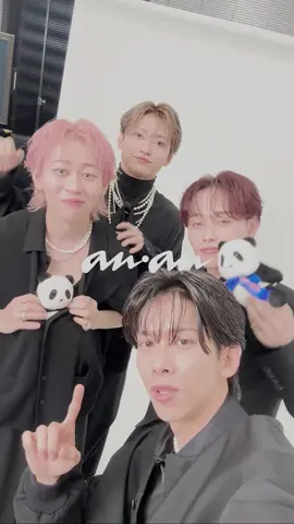 ＼ #超特急、anan パンダとセルフィー！ 🐼🤳／ 今年は4都市をめぐるアリーナツアー完走や、ライブに密着する映画が11月7日に公開を控えるなど、躍進中の超特急！ 発売中の anan 2470 号では、リョウガさん、シューヤさん、ユーキさん、マサヒロさんの4人が、ファンである“ #8号車 ”と一緒に迎えたいチームの未来を語ってくれました。