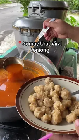 Somay kriwil asli kriwile dari urat.  Hidden gem Ponjong, sudah buka dari taun 2019. Enak poll, tidak bikin eneg karena full urat dan tetelan (tidak pakek lemak)  Langsung maps saja  📍Somay Urat Viral  Karangijo Wetan,Ponjong 