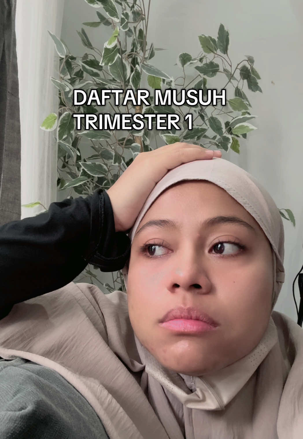 Trimester 1 imtuh perjuangan banget ya bukan cuma karena mualnya, tapi karena semua bau tiba-tiba jadi musuh 😭 Tapi bumil jangan khawatir, ini wajar kok! Hormon hCG & estrogen lagi naik tinggi, bikin indra penciuman jadi super sensitif. Tips bertahan hidup versi bidan: 🍞 Makan dikit tapi sering 🍋 Hindari bau menyengat 💧 Minum air dingin 🌿 Dan jangan lupa: ini cuma sementara, hasilnya seumur hidup 🫶🏻 #bidan #edukasikesehatan #bumil #ibuhamil 