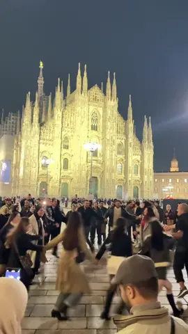 Sarà perché ti amo ساحة الدومو ميلانو #ميلانو🇮🇹シ #ميلان #italy #milan #السعودية 