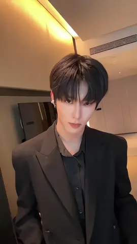 คือแบบนี้นะคะทุกคน หล่อบักอย่างคักสู   พี่แต่งลุคนี้คือแบบ มันหล่อเกินไปจริงๆ คนมันหล่ออยู่แล้วยิ่งแต่งลุคนี้ไปคือแบบมันเกินคำว่าหล่ออ่ะ หล่อบักอย่างคักสู 😭🧡❤️ #เฉิงเซี่ยง #chengxiang程相 