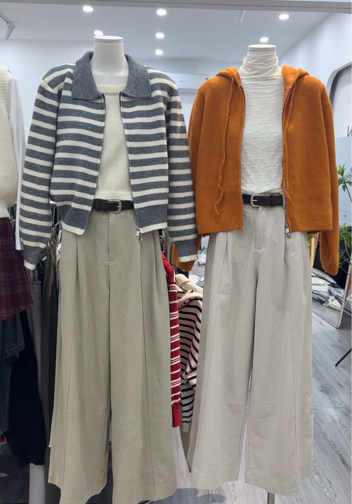 Nghĩ tới cảnh mùa đông hai đứa mặc áo hoodie đôi dẫn nhau đi ăn, lượn lờ nắm tay nói chuyện đủ thứ trên đời... nghĩ thôi đã thấy không có rồi 😌😌 #xuhuong #phoidoxinh #himcloset 