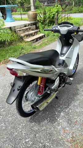 49,500 ไฟเลี้ยวบังลม เครื่องเดิม หัวฉีด ไมค์ฟ้า สตาร์ทมือ🩶🌟. #รถขึ้นใหม่ทั้งคัน #อะไหล่แต่งใหม่ทุกชิ้น #อารมณ์ป้ายแดง 🥇.  เครื่องเดิม เครื่องยิงทรายน้ำทั้งตัวใส ๆ  ชุดสีเบิกใหม่  ชิ้นดำเบิกใหม่ทั้งคัน โช๊คหลังโชว่าใหม่  ปั้มบนใหม่ ปั้มล่าง นิชชิน เบิกใหม่  จานหน้าใส้ดำ ใหม่ สายเบรคแต่งใหม่  ล้อยางขึ้นใหม่ ล้ออาร์กอนทรงเอ น้ำเงินทูโทน ยางหน้าลายตรง ยางหลังลายแบรคแลค  ท่อดำแท้ เดินคอท่อเลส  กระกร้าหน้าแท้เบิก  ชิวหน้าแท้เบิก  ลูกยางพักเท้าหลังเบิกใหม่ ขาตั้งข้างเบิกใหม่ ขาตั้งคู่เบิกใหม่ ขาเบรคเบิกใหม่ สปริง/วงเดือนใหม่ สวิชใหม่ทุกตัว ฝาครอบปั้มติ๊กแท้เบิก ฝาปิดแบตแท้เบิก โซ่+สเตอร์ เบิกใหม่ โครงทำสี 2K งานสี 2Kทั้งคัน  อะไหล่แต่งใหม่ทุกชิ้น  ระบบไฟติดครบ รถพร้อมใช้งาน เอกสารครบโอน 🔰 พร้อมส่งทั่วประเทศมีบริการเก็บเงินปลายทาง 🚛 🔰 ก่อนโอนเงินวีดีโอคอลดูรถก่อนทุกครั้ง 📲 🔰 โอนเงินชื่อบัญชี เนติพงษ์ แก้วกุดสิน เท่านั้น ‼️ 📞 090-9105-168 น้องสุพรรณ 🐷💯% #น้องสุพรรณ #mnshop   