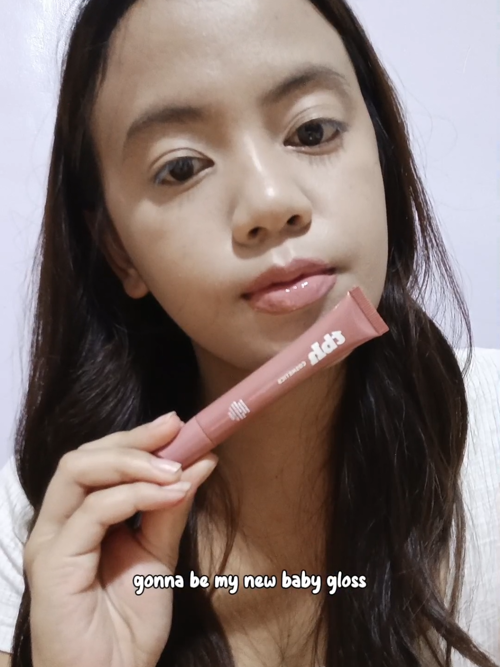 I have my new baby gloss. Very hydrating sa lips and hindi tacky. I've been eyeing for rhode lippy my affordable naman pala from @tbhcosmeticsph  #TBHCometics #TrueBeautyHabbit #PeptideSerumLipGloss #GlossGoals #FilipinoBeautyBrand 