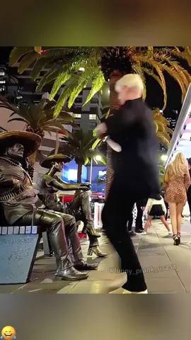 Fake statue prank#foryou #foryoupage #funnymoments #funny #usa #prank #funnyvideos #statue 