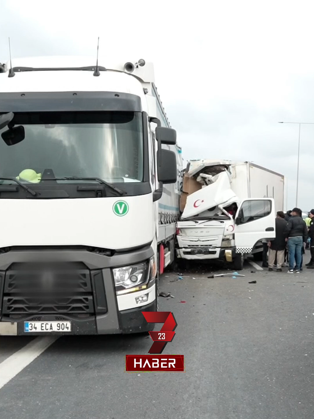 Kuzey Marmara Otoyolu'nun Arnavutköy ayrımında geri geri giden tıra kamyonet çarptı. Kazada 1 kişi araç içerisine sıkışarak hayatını kaybederken, 1 kişi de yaralandı. yedi23haber.com