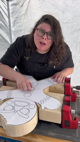 The glue-up is complete, the cookie is free! 🍪 Part two of the gingerbread series is just a tiny peek of me struggling to lift this monster off the clamps — he’s heavier than he looks. Next up: some final bandsaw cuts before carving begins. Stay tuned, it’s about to get delicious!