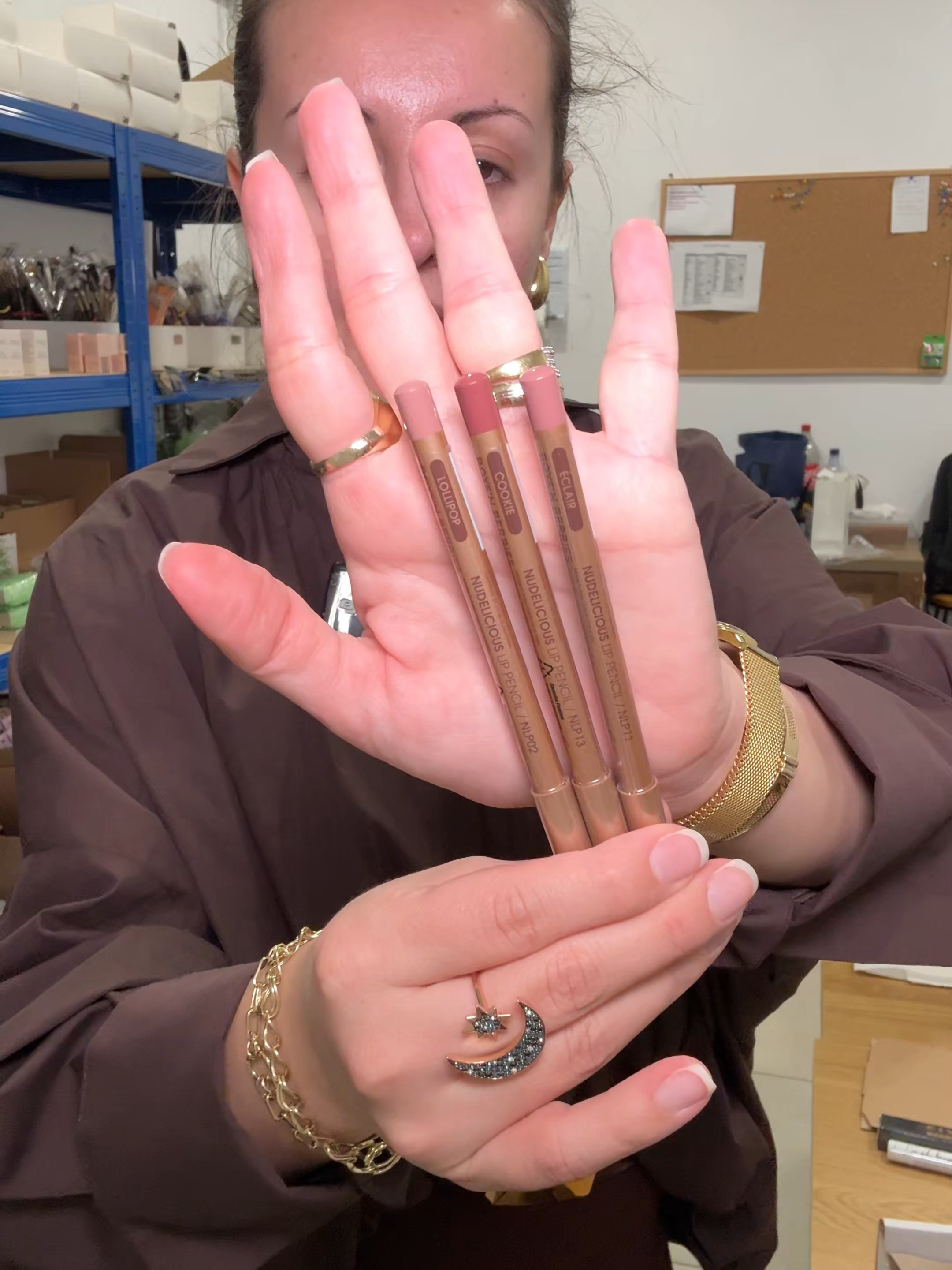 ‼️ ATENȚIE ‼️ Produsele voastre preferate zboară din stoc mai repede ca niciodată! 💄 Pudre, fonduri de ten și accesorii deja aproape epuizate și campania Black Friday încă nu s-a încheiat. Dacă vrei să prinzi produsele tale de top, acționează acum – mâine s-ar putea să nu mai fie disponibile. 🖤 Reduceri până la -20% | Transport gratuit >400 lei