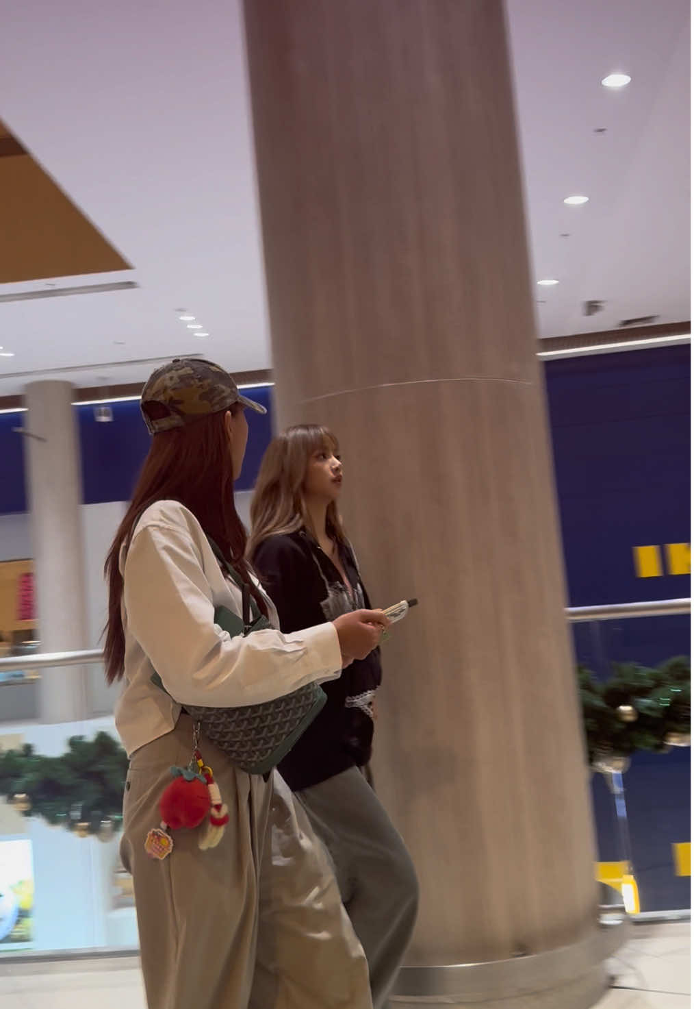 เจอน้อง Lisa เดินผ่านระหว่างทานข้าวเย็นที่ MEGA Bangna น่ารักมากๆ #lisa #lisablackpink #lalisa #ลิซ่าblackpink 
