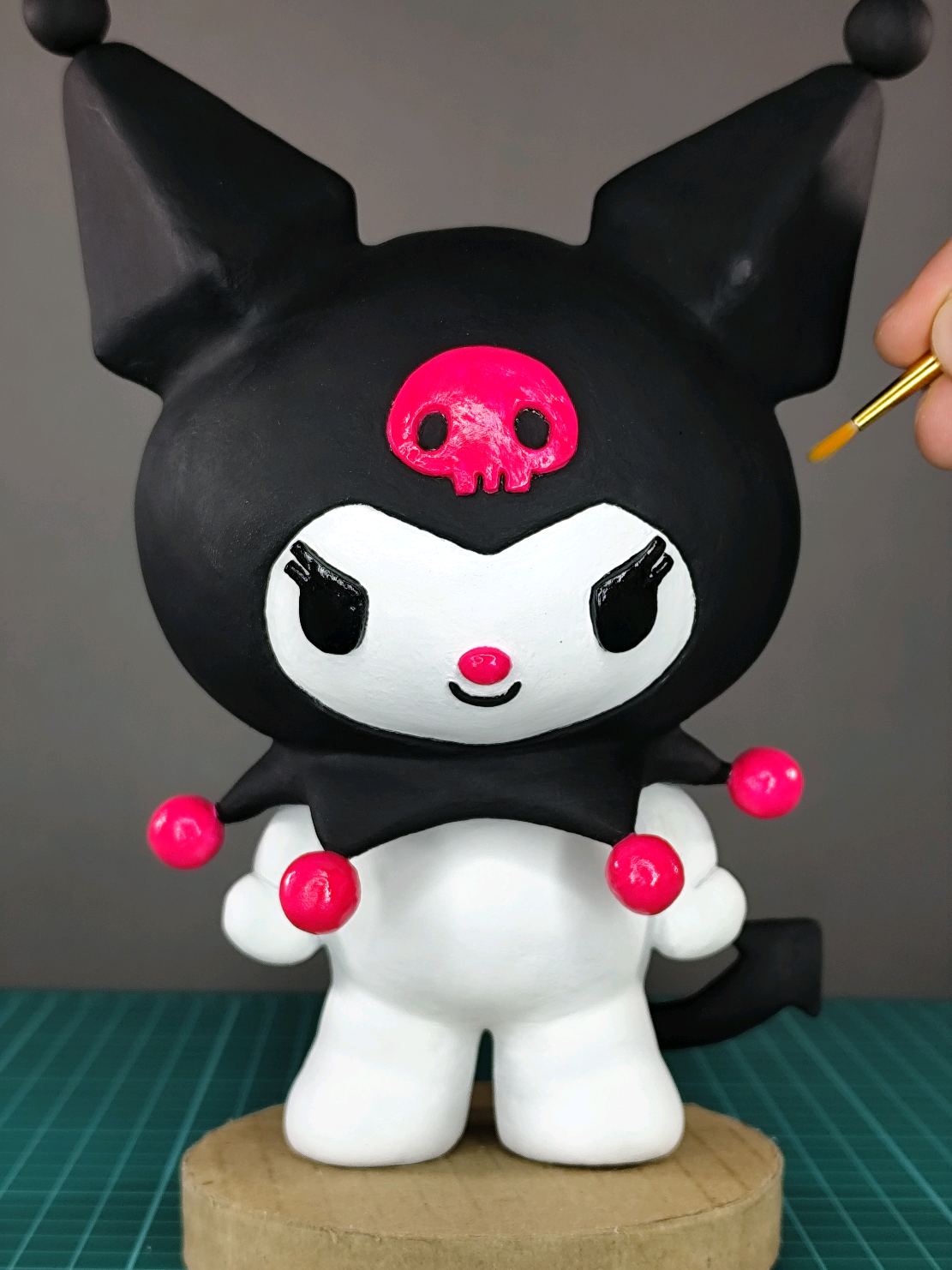 Te enseño a hacer una hermosa Kuromi con masa de cartón de huevo ♻️ #DIY #reciclajecreativo  #escultura #manualidades #kuromi 