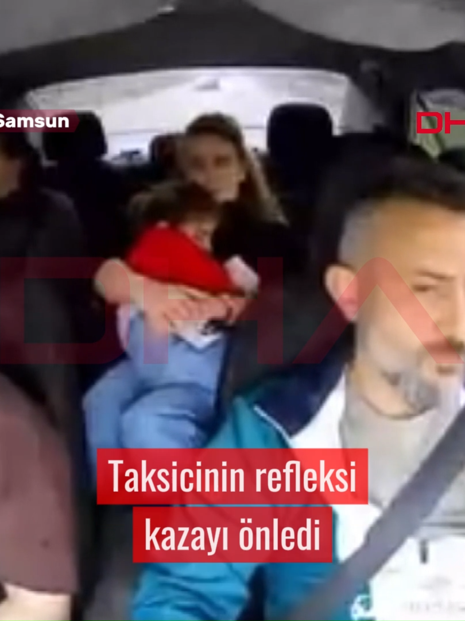 Taksi şoförünün manevra yapıp kazayı önlediği anlar araç içi kamerasına yansıdı Samsun’nun Tekkeköy ilçesinde kavşakta önüne kamyonet çıkan taksi şoförünün manevra yapıp kazayı önlediği anlar, araç içi kamerasına yansıdı. Taksi şoförü Tolga Erbay (46), “3 saniyelik bir olaydı, aniden çıktı önümüze. Arabamı sağ tarafa atmaya çalıştım. Çok şükür ki hayattayız” dedi. Emre ÖNCEL/SAMSUN, (DHA) #DHA #haber #taksişoförü #manevra #kazayıönledi #kamerayayansıdı #Tekkeköy #Samsun