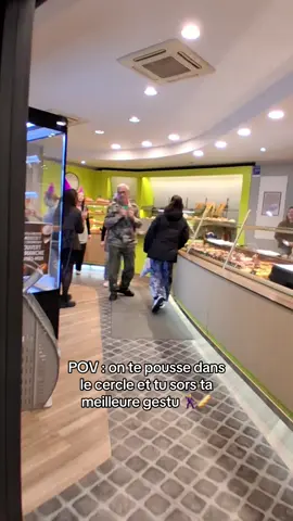 T’as oublié que t’étais à la boulangerie 😂🤣 #drôle #danse #boulangerie #pourtoi 