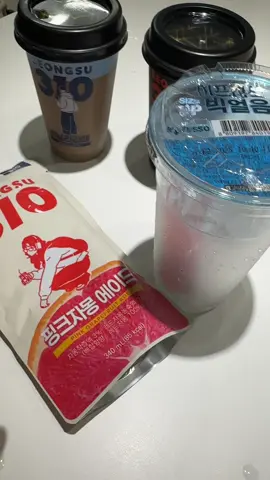 #협찬 요즘 편의점 신상 커피 찾는 분들 많죠?   저도 출근길마다 커피 한 잔은 꼭 챙겨 마시는데요☕   이번에 이마트24에서 새로 나온 ‘성수310 컵커피’랑 ‘성수310 파우치 음료’를 마셔봤어요.   성수동 감성 그대로 담은 브랜드라 그런지, 패키지부터 깔끔하고 세련된 느낌이에요.   컵커피는 매장에서 바로 아이스컵에 부어서 마실 수 있어서 정말 간편하더라고요.   오늘은 그중에서도 ‘아메리카노’랑 ‘핑크자몽에이드’ 두 가지를 함께 먹어봤어요🍊   먼저 아메리카노는 첫 모금부터 향이 정말 진하게 퍼져요.   은은한 산미에 묵직한 로스팅 향이 뒤를 따라오는데, 밸런스가 딱 좋아요.   텁텁하거나 과하게 쓰지 않고, 마신 뒤에 입안에 남는 깔끔한 고소함이 인상적이에요.   시원한 얼음컵에 부어 마시니까 카페에서 내린 듯한 깊은 맛이 나더라고요.   출근길이나 이동 중에도 부담 없이 마실 수 있어서 요즘 제 출근 루틴템이 됐어요💼   특히 기존 편의점 커피랑 비교하면, 확실히 향의 밀도감이 달라요.   잡향 없이 깔끔하고, 한 모금 한 모금 마실 때마다 ‘성수카페 감성’이 그대로 느껴져요.   함께 마신 핑크자몽에이드는 비주얼부터 너무 예뻐요💖   투명한 얼음컵에 붓는 순간 은은한 자몽빛이 퍼지는데, 보기만 해도 상큼해지는 느낌!   맛은 새콤달콤하면서도 인공적인 단맛이 아니라 진짜 자몽즙 같은 산뜻함이에요.   첫 맛은 톡 쏘는 청량감, 끝맛은 깔끔하게 떨어져서 더울 때나 입맛 없을 때 딱이에요.   특히 달지 않아서 커피랑 번갈아 마셔도 입안이 전혀 부담스럽지 않아요.   요즘처럼 미세먼지 많고 건조한 날에 상큼하게 리프레시하기 딱 좋은 맛이에요🍹   가격도 괜찮아요!   컵커피는 2,900원, 파우치 음료는 1,400원(얼음컵 결합 시 1,900원)이라   현재 2+1 행사 중이라면 3종까지 득템 가능해서 가성비도 좋아요.   전국 이마트24 어디서나 구매 가능하고, 매장 재고는 앱으로 바로 확인할 수 있어서 편했어요.   신제품이라 그런지 매대에 진열된 패키지만 봐도 눈길이 가더라고요.   결론적으로 ‘성수310’ 시리즈는 커피 덕후든, 상큼 음료 덕후든 다 만족할 만한 조합이에요.   컵커피의 깊고 부드러운 맛과 자몽에이드의 상큼한 조화가 정말 찰떡이에요.   “내 손안에 성수카페”라는 슬로건이 딱 맞는,  요즘 편의점 음료 중 가장 감성 있고 완성도 높은 신상이에요✨    #이마트24 #성수310 #내손안에성수카페   #아메리카노      