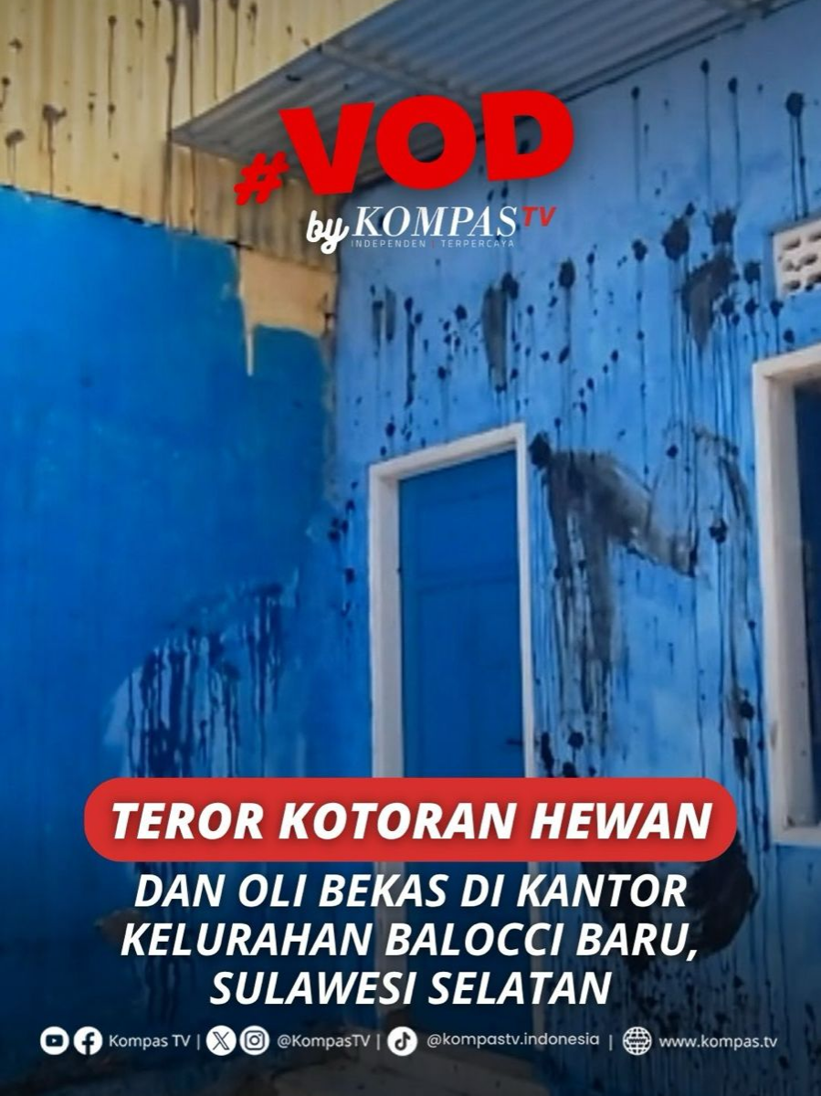 Kantor Lurah Balocci Baru di Kabupaten Pangkep, Sulawesi Selatan diduga disiram dengan oli bekas dan kotoran hewan oleh orang tidak dikenal (OTK), Rabu (5/11/2025). Kondisi kantor terlihat sangat kotor, hampir seluruh dinding dan lantai dipenuhi kotoran hewan, oli bekas, dan pasir. Akibat kejadian tersebut, aktivitas pelayanan masyarakat dihentikan sementara. Hingga berita ini ditulis, pihak kepolisian masih menyelidiki motif serta pelaku di balik aksi teror tersebut. Tuliskan komentarmu dan dapatkan berita terkini lainnya di www.kompas.tv serta youtube.com/kompastv #VODKompasTV