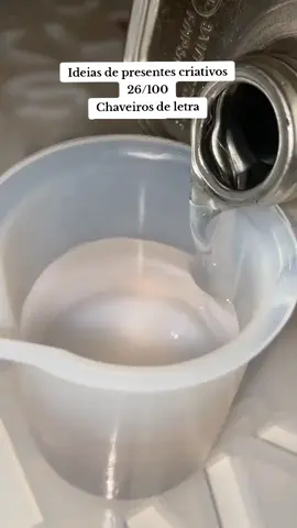 Eu nunca imaginei de um líquido pudesse se transformar em uma peça encantadora! #resinart #fyp #chaveiro #resin #tiktok 