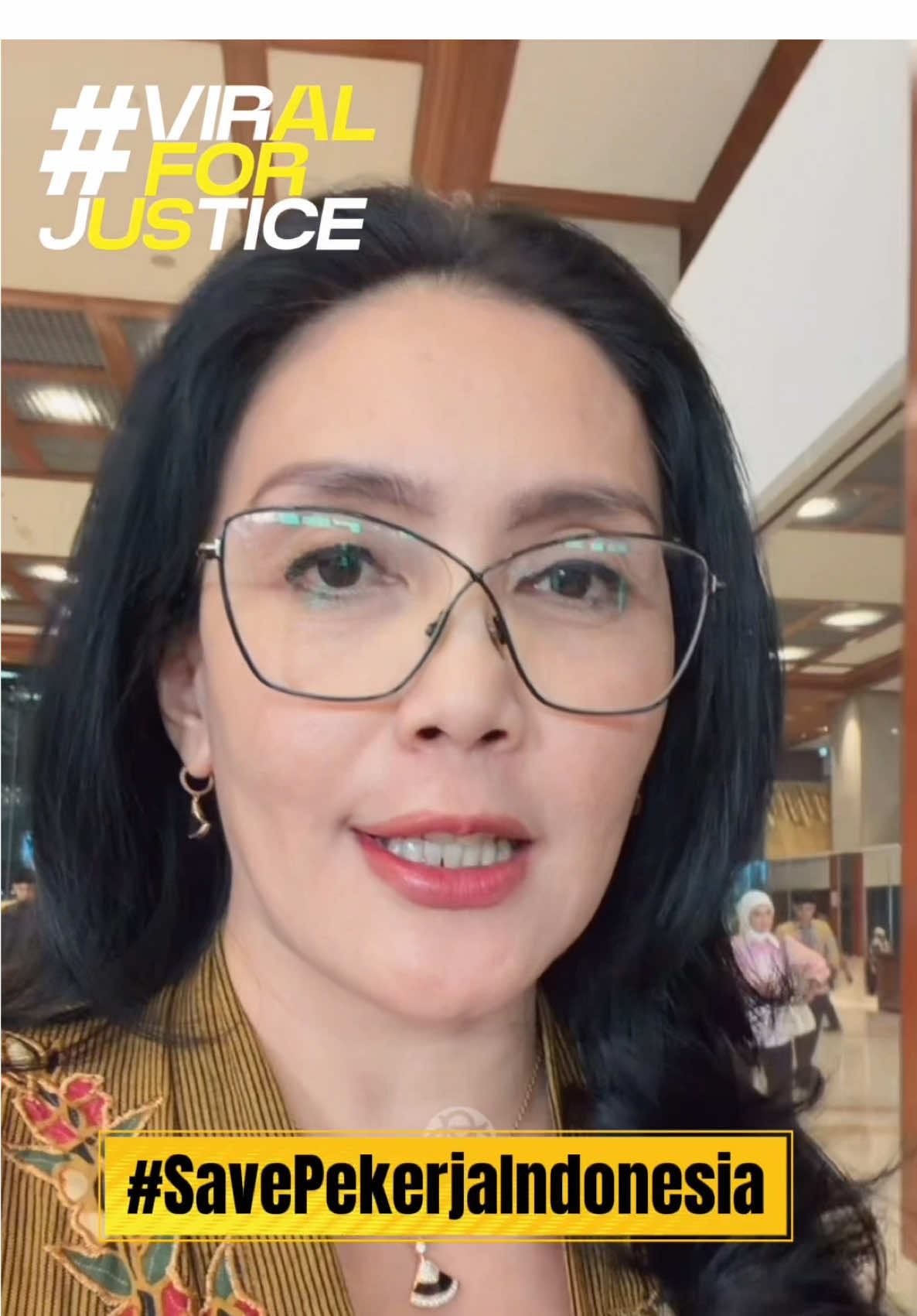 #ViralForJustice  #SavePekerjaIndonesia #SaveIndustriNasional Isu yang terbaru adalah PHK mereka yang bekerja di industri alas kaki di Tangerang dan PHK industri ban di Kabupaten Bekasi. Ini ada kaitannya dengan kebijakan industri dan perdagangan Republik Indonesia. Ada indikasi juga PHK saat ini memanfaatkan celah situasi yang lahir dari PP 35 tahun 2021 sebagai turunan dari Undang-Undang Cipta Kerja. Ada indikasi memberi celah pesangon yang rendah bagi para pekerja yang di PHK. Dan situasi ini tidak akan berubah selama belum terbit Peraturan Ketenagaan Kerjaan yang baru. Ini rekomendasi KRPI :  1. Rekomendasi pertama, Segera untuk membuat pemetaan ekstensifikasi ekspor komoditas Indonesia sehingga tidak tergantung pada Amerika, termasuk juga untuk alas kaki. 2.Rekomendasi kedua, mari kita beri dukungan. Kementerian Perindustrian, Kementerian Tenaga Kerja, BPJS Kesehatan, BPJS Ketenaga Kerjaan, & BPS, untuk berkoordinasi agar segera diperoleh data-data yang tepat dan akurat tentang siapa saja masyarakat yang terkena PHK.  Oleh karena itu, mohon dukungannya, besti-bestiku pada Kepala Daerah, Gubernur, Bupati maupun Wali Kota, untuk segera berkoordinasi, aku dukung untuk mensinkronisasikan data warganya yang ter-PHK. Kita beri support juga untuk DPR RI dan juga Pemerintah yang sedang menyusun Undang-Undang Ketenagaan Kerjaan yang baru dan lebih memberikan keadilan, memberikan perlindungan bagi pekerja Indonesia.  Terima kasih untuk konfederasi, federasi dan serikat di seluruh tanah air, segera pastikan data anggota yang ter-PHK untuk kita perjuangkan bersama, bahwa mereka yang di PHK tetap tidak boleh kehilangan haknya sebagai pekerja.  Rieke Diah Pitaloka  Ketua Umum Konfederasi Rakyat Pekerja Indonesia (KRPI) #RDP #RiekeDiahPitaloka