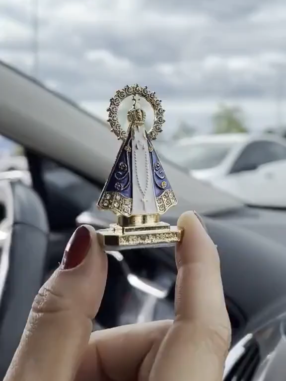 🙏 Proteção e Fé em Dobro para o seu caminho! 🙏 Leve a sua devoção a Nossa Senhora Aparecida com você, onde quer que vá! Este lindo kit de santinhas dupla face é perfeito para o painel do seu carro, caminhão ou até mesmo para sua mesa de trabalho.  É a oportunidade de ter a padroeira do Brasil sempre por perto. 🛒 Garantia sua bênção e a sua oferta: https://s.shopee.com.br/7fRn0NRYwR #NossaSenhoraAparecida #Fé #Proteção #DecoraçãoCarro #Caminhoneiros #Devoção #PresenteReligioso