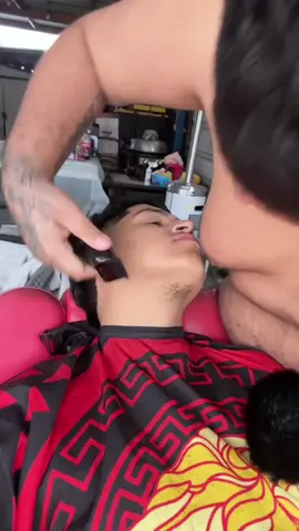 Observe their reactions during the haircut#funny #funnyvideos #usa🇺🇸 #makeyoulaugh #hahaha