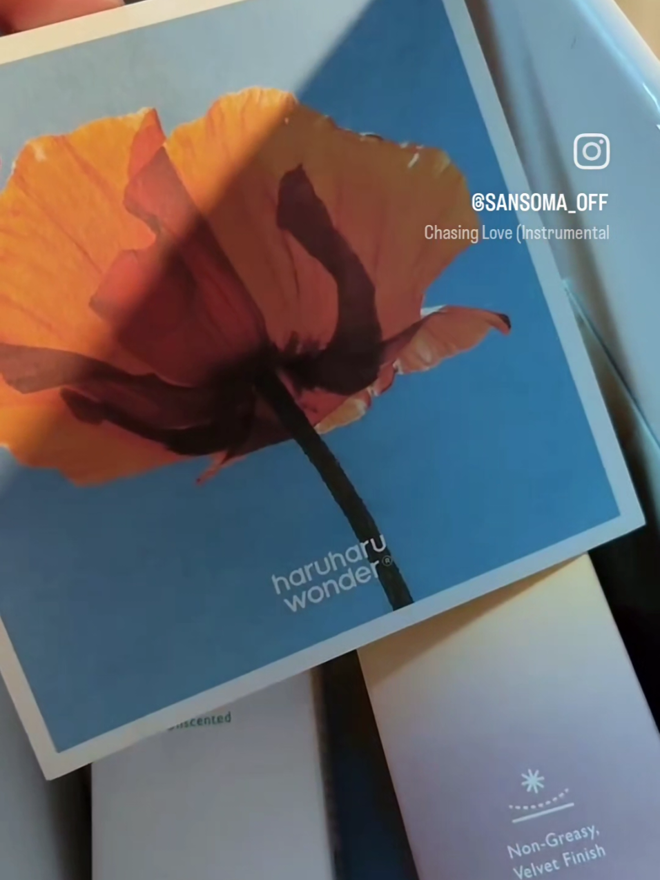 ✨ Merci à @YesStyleInfluencers  et @haruharu wonder  pour ces deux pépites reçues 💕 ☀️ Black Bamboo Daily Soothing Sun Shield — un stick solaire apaisant quotidien, ultra-pratique à emporter partout avec soi. Sa texture légère glisse sur la peau sans laisser de film gras, tout en apportant une sensation de fraîcheur et d’hydratation 🍃 🌾 Black Rice Moisture Airyfit Sunscreen — une crème solaire hydratante à base de riz noir fermenté. Elle protège efficacement la peau des UV tout en la nourrissant et en laissant un fini doux, sans effet blanc ni collant 😍 Deux solaires parfaits pour une protection quotidienne, que ce soit à la maison ou en déplacement 🌞 🛍️ Profitez de -10 % sur vos achats sur www.yesstyle.com  avec mon code promo SANSOMA 💖 #YesStyle #yesstyleinfluencers #haruharuwonder #kbeauty #skincareaddict 