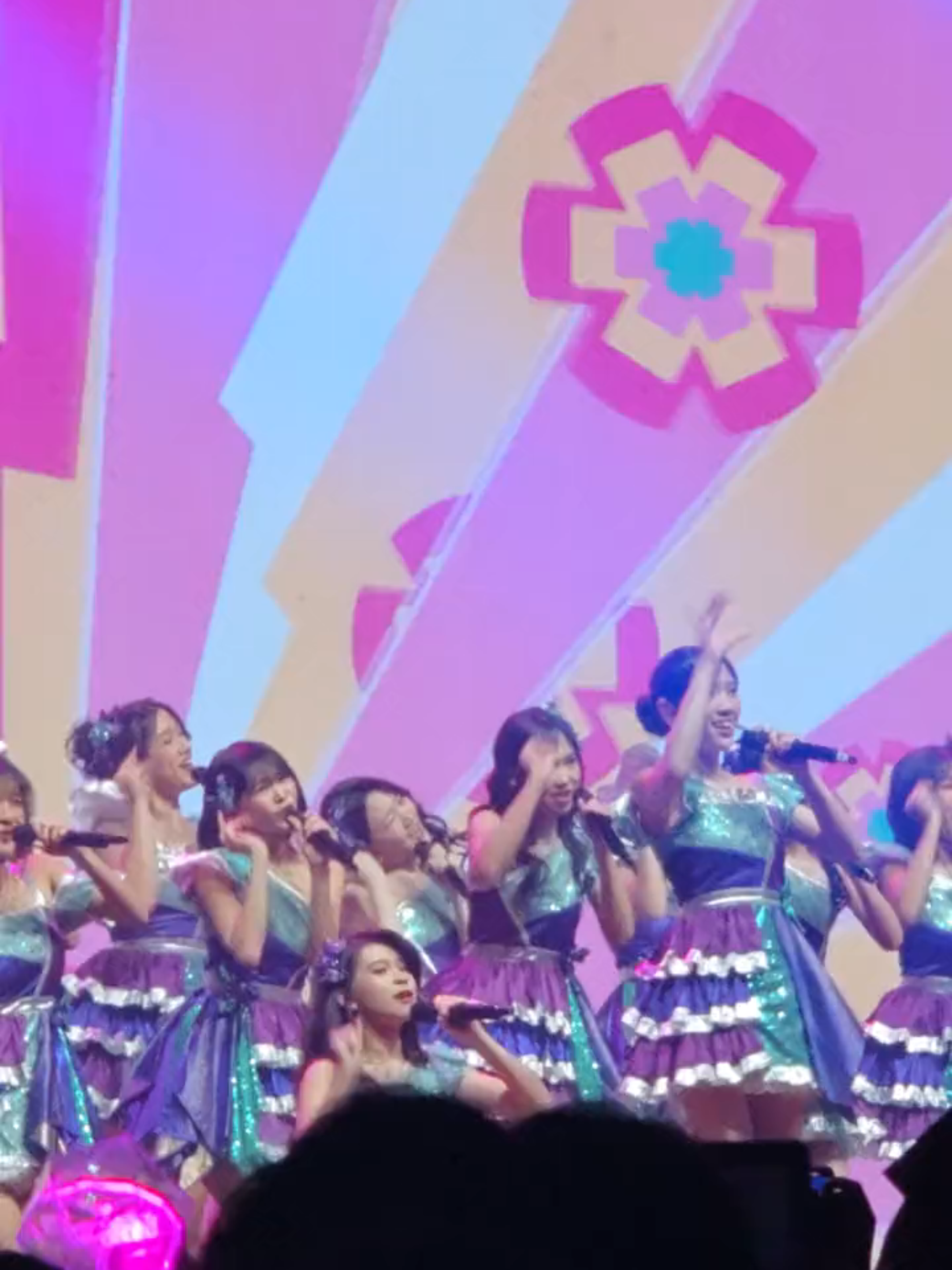 JKT48 - Go and Fight! @marsha.jkt48 @jkt48.lana @ollajkt48 @graciejkt48 @onieljkt48 @fionyjkt48 @lulu_jkt48 @alyajkt48 @_chelseajkt48 @fenijkt48 @freyajkt48 @indiraseruni__  😁 #jkt48 #freyaajkt48 #onieljkt48 #lanajkt48 #marshajkt48 #fionyjkt48 #alyajkt48 ##allintour2025solo