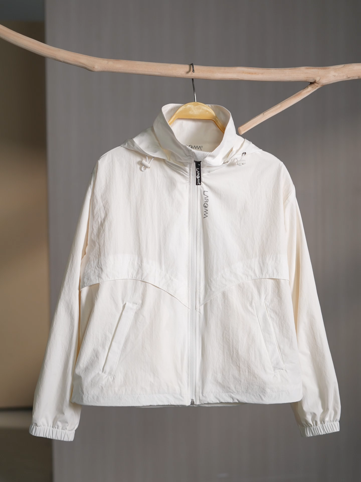 Vừa lịch sự, vừa trendy – công thức hoàn hảo cho nàng văn phòng #Laroma #LaromaFashion #AogioLaroma #Aogionu #Thudong