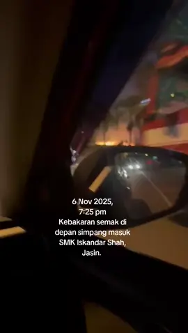 6 Nov. 2025, 7:25 pm. Info awam menunjukkan satu kebakaran semak berlaku di depan simpang masuk ke SMK Iskandar Shah Jasin. Punca kejadian tidak diketahui. Semoga terkawal. #jasindaily #fyp 