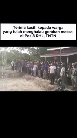 Perjuangan penyelamatan Taman Nasional Tesso Nilo (TNTN) dari perambahan tidak pernah mudah. Baru-baru ini, upaya penertiban di Pos 3 RHL dihadapi oleh aksi demo dari kelompok yang menolak relokasi. Namun, ada secercah cahaya yang menyentuh hati. Dengan dukungan penuh dari aparat dan terutama warga, aksi demo yang digerakkan oleh tokoh penggerak massa anti-penertiban berhasil dihalau dan diusir dari desa. Ini adalah bukti nyata bahwa masyarakat yang tinggal di sekitar hutan menyadari betul pentingnya menjaga “Paru-Paru Riau” ini. Kami menyampaikan apresiasi setinggi-tingginya kepada warga atas kepedulian luar biasa dan dukungan yang tidak tergoyahkan terhadap upaya pemulihan TNTN. Keberanian ini adalah inspirasi bagi kita semua. Ayo, seluruh masyarakat Indonesia! Mari kita kuatkan barisan, dukung penertiban dan pemulihan TNTN. Hutan ini adalah aset tak ternilai. Bersama, kita bisa mengembalikan TNTN menjadi ekosistem yang sehat dan lestari. 🌳 Tonton videonya dan bagikan pesan dukungan ini!