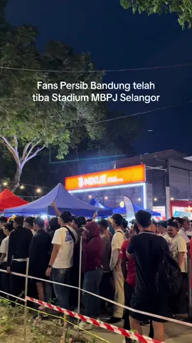 Fans Persib Bandung telah tiba di stadium MBPJ Selangor 🫶🏻 #persibbandung #selangorfc #ultrasel 