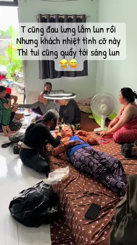 Cũng đau lưng lắm lun . Nhưng kháh của tui nhiệt tình ntn thì tui cũng quẩy tới sáng lun 😂😂😂#phunmoikim1 