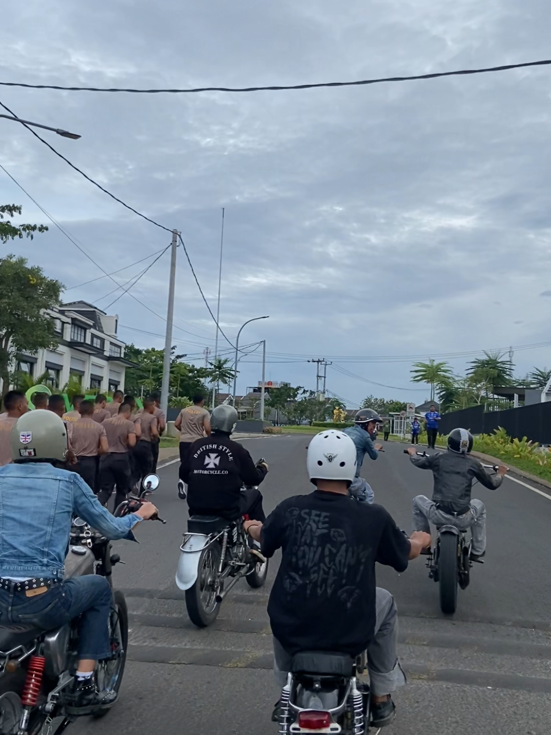 jadi pengen ikut joging🗿 #chopper  #britishstyle  #custom  #motorcustom  #fyp 