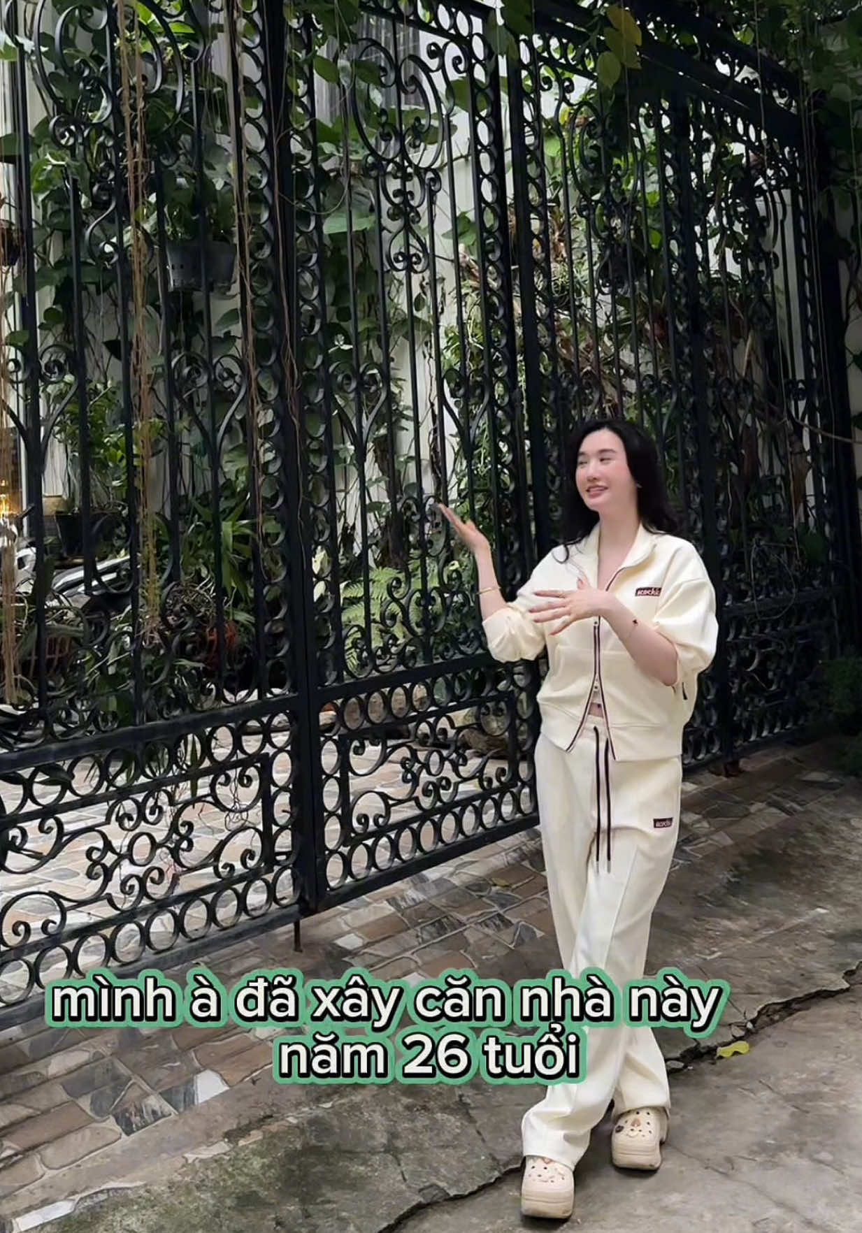 Căn nhà mình đã có năm 26 tuổi. Mình biết so với nhiều người đây không là gì cả, nhưng với bản thân mình thì đây là thành quả của bao năm lên Hà Nội lập nghiệp,làm việc rất vất vả... 😊