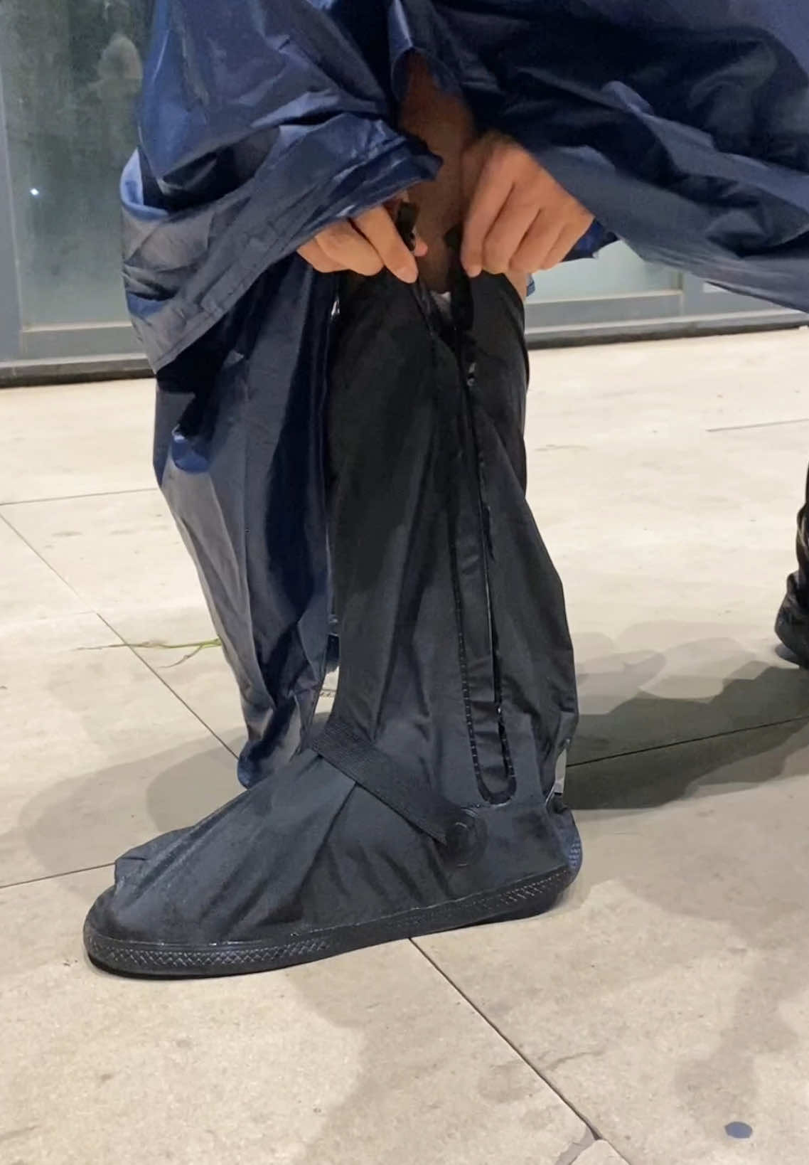 Ủng bọc giày đi mưa bảo vệ giày không bị ướt #ungdimua #ungdimuabaovegiay #ungdimuabocgiay #ungdimuachongtron #bocgiaydimua  