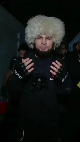 Хабиб Нурмагомедов — российский бывший профессиональный боец смешанных единоборств (ММА), который завершил карьеру, будучи непобеждённым чемпионом UFC в лёгком весе. Он считается одним из величайших бойцов ММА всех времён и был включён в Зал славы UFC в 2022 году. 