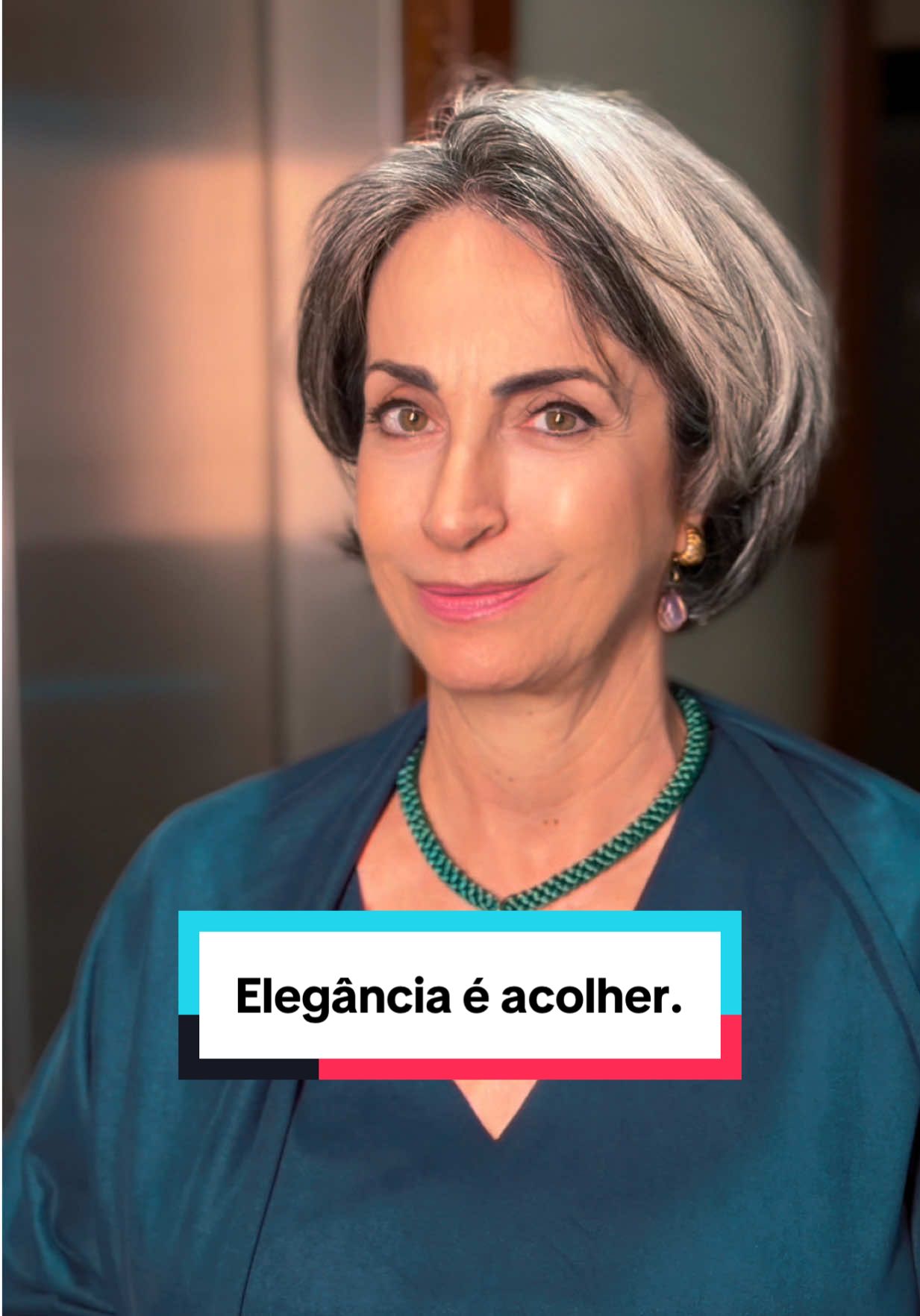 Quando você encontra alguém e o nome não vem de jeito nenhum, respira. Nunca solte um “como é mesmo o seu nome”. Isso desarma a pessoa na hora e dá aquela sensação terrível de insignificância. Elegância é acolher. Sorria, converse, pergunte como vai a família. E, depois, discretamente, descubra o nome. Boa educação também é saber contornar uma saia-justa sem ferir ninguém. Comporte o coração e a memória. Fica tudo mais bonito. Comente aqui: já passou por essa situação? #elegancia #comportamento #boasmaneiras 
