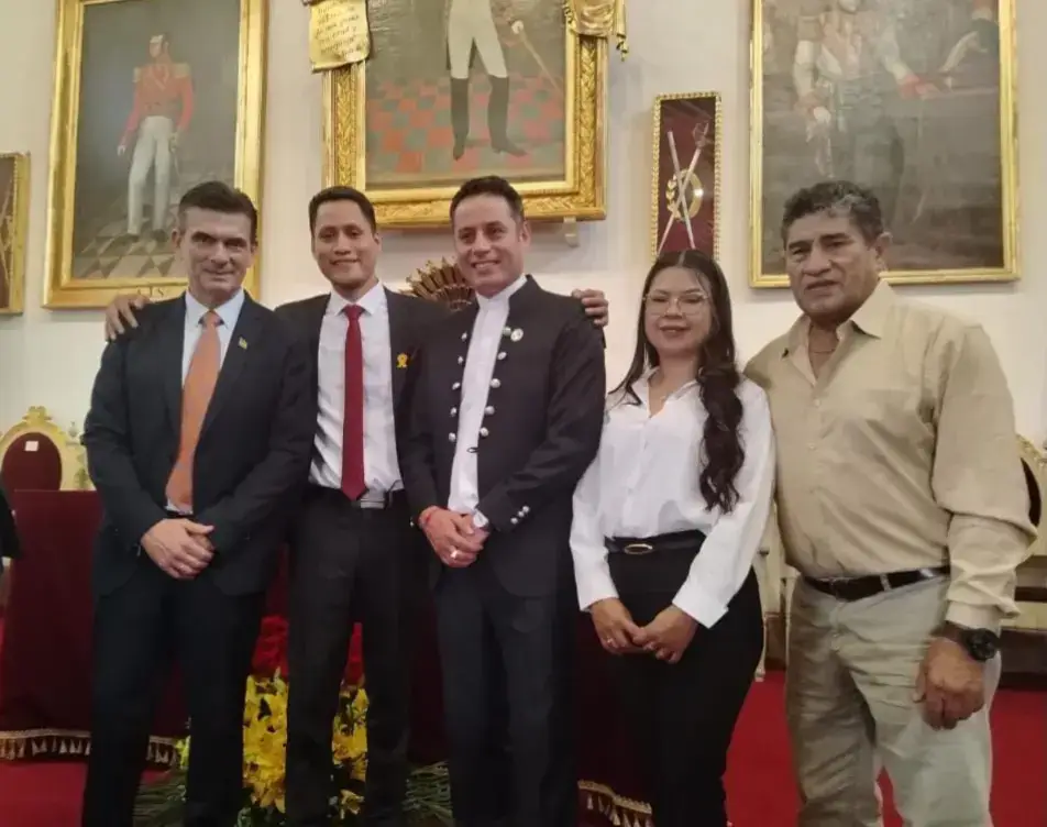 En la entrega de credenciales con la presencia de mi hermano y su esposa con el tío Edgar junto a Rodrigo paz @NUEVAS IDEAS CON LIBERTAD @NUEVAS IDEAS CON LIBERTAD #SUCRE #Lapaz #santacruz 