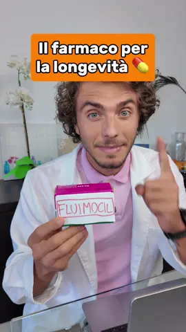 Il farmaco della longevità ESISTE?💊 Si! Si chiama: Fluimucil ✨ Il Fluimocil NON è altro che un integratore di N-ACETILCISTEINA (NAC) Il NAC è il precursore del glutatione: l’antiossidante engogeno più potente che abbiamo🤩 Il NAC è stato studiato inizialmente per le sue proprietà mucolitiche… ma nel tempo si è scoperto avere un grandissimo potere antiossidante, antiinfiammatorio e detossinante… ma anche un potente immunomodulatore ✅ Perché è considerato il farmaco della longevità? Per 3 motivi: 1. I livelli di glutatione si dimezzano dopo i 50 anni (accelerando l’invecchiamento) 2. Più glutatione = meno invecchiamento  3. Più glutatione = meno rischio di malattie metaboliche, neurodegenerative e tumorali 💊 Dosi efficaci di NAC variano da 600mg (dose di prevenzione) a 1800mg (dose clinica di attacco) ⚠️ Nota negativa sul Fluimucil: contiene edulcoranti artificiali (es: aspartame e sorbitolo) inoltre ha un costo decisamente più alto degli integratori di NAC E tu lo sapevi? #difeseimmunitarie #nac #glutatione #fluimucil #antiossidante  