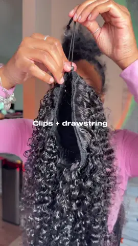 ✨ Transformação em minutos ✨ Olha esse glow up, miga! 💁🏾‍♀️ Nosso rabo de cavalo cacheado é pra quem ama praticidade, volume e definição — tudo num só look! ⠀ 👉🏾 Prende o cabelo, encaixa o aplique e tá pronta pra arrasar! ⠀ 🛍️ Disponível em várias texturas no site #HairTransformation #CachosPerfeitos #PenteadoFácil #RaboDeCavaloPerfeito #GlowUp 