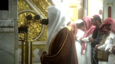 الابداع في هذا الترتيل 🤩🤍 . #صدقة_جارية #quran #قران #عبدالله_القرافي #المدينة_المنورة 