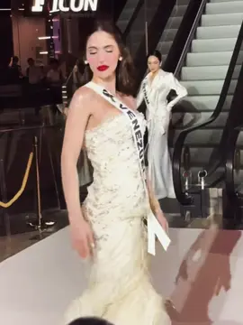 Hoa Hậu Hương Giang catwalk tại sự kiện tối nay tại Miss Univesre #queenbeauty_team 