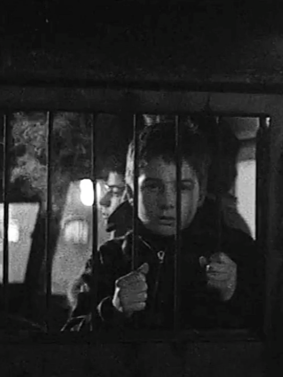 الغرق لا يحتاج إلى بحر، يكفي أن تسكنك فكرة لا تهدأ.🦋