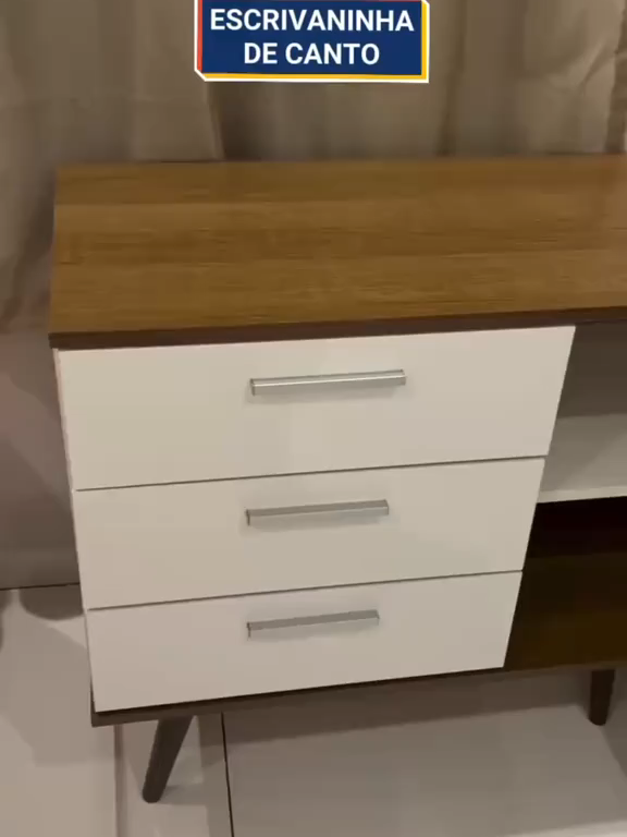 A Escrivaninha Gamer em L Lisboa da Madesa é a solução perfeita para otimizar seu espaço. O formato em 