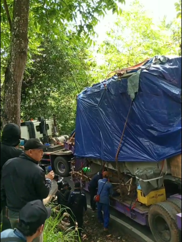 Detik detik Truk Volvo Si Predator Amblas di Tikungan Kebon Sereh #TrukVolvoViral #TrukViralAmblas #LensaDesa #fyppppppppppppppppppppppp 