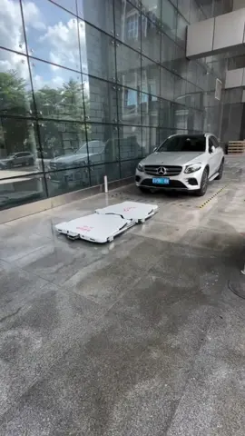 This robot steals other people's cars