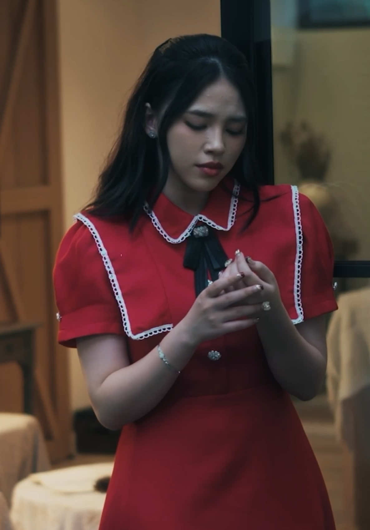 Besok kalian udah bisa denger langsung “Oh Santa” di seluruh digital stream platform ❤️ Are you ready? #Anneth #OhSanta #HitsRecords