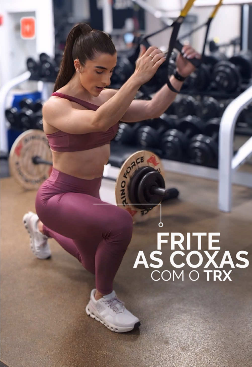 5 exercícios no TRX que vão fritar sua coxa ✅😮‍💨 Antes de começar: ⚠️ Alinhe bem as alças do TRX – marcações simétricas. ⚠️ Nada de fita frouxa! Mantenha firme pra não perder a postura. Vamos aos exercícios: 1️⃣ Agachamento com insistência: Agacha, insiste duas vezes lá embaixo e sobe sem encaixar o quadril. 2️⃣ Recuo: Alinhe o pé com a fita e se desça mantendo o joelho na mesma linha do pé. Na hora de subir aperte o glúteo.  3️⃣ Salto com isometria: Salte e segure o agachamento por 5 segundos. Sua coxa vai fritar 🔥 4️⃣ Afundo: Mantenha o pé na linha da fita. Desça sem tirar o pé de trás do chão e foque na musculatura da coxa. 5️⃣ Recuo alternado: Joelho alinhado com a fita. Alterne as pernas SEM tirar o calcanhar da frente. Gostou? Me marca se fizer esse treininho, porque vou adorar ver 🫶🏼